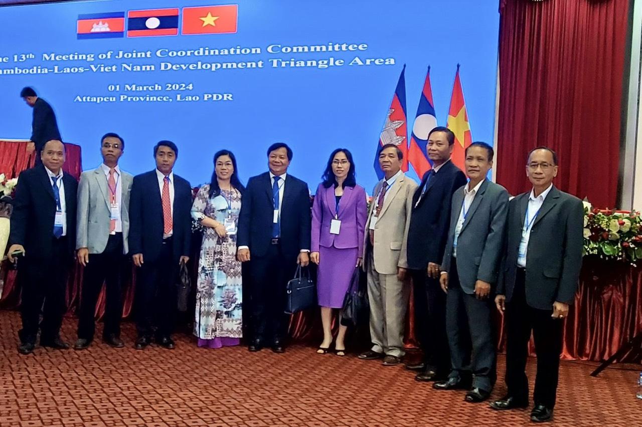 Phó Chủ tịch UBND tỉnh Trần Văn Mi, Chủ tịch Hội Hữu nghị Việt Nam - Lào tỉnh Bình Phước (chính giữa) dự Hội nghị lần thứ 13 của Ủy ban Điều phối chung Khu vực Tam giác phát triển Campuchia - Lào - Việt Nam (CLV) tại tỉnh Attapeu. Phó Chủ tịch UBND tỉnh Trần Văn Mi, Chủ tịch Hội Hữu nghị Việt Nam - Lào tỉnh Bình Phước (chính giữa) dự Hội nghị lần thứ 13 của Ủy ban Điều phối chung Khu vực Tam giác phát triển Campuchia - Lào - Việt Nam (CLV) tại tỉnh Attapeu.