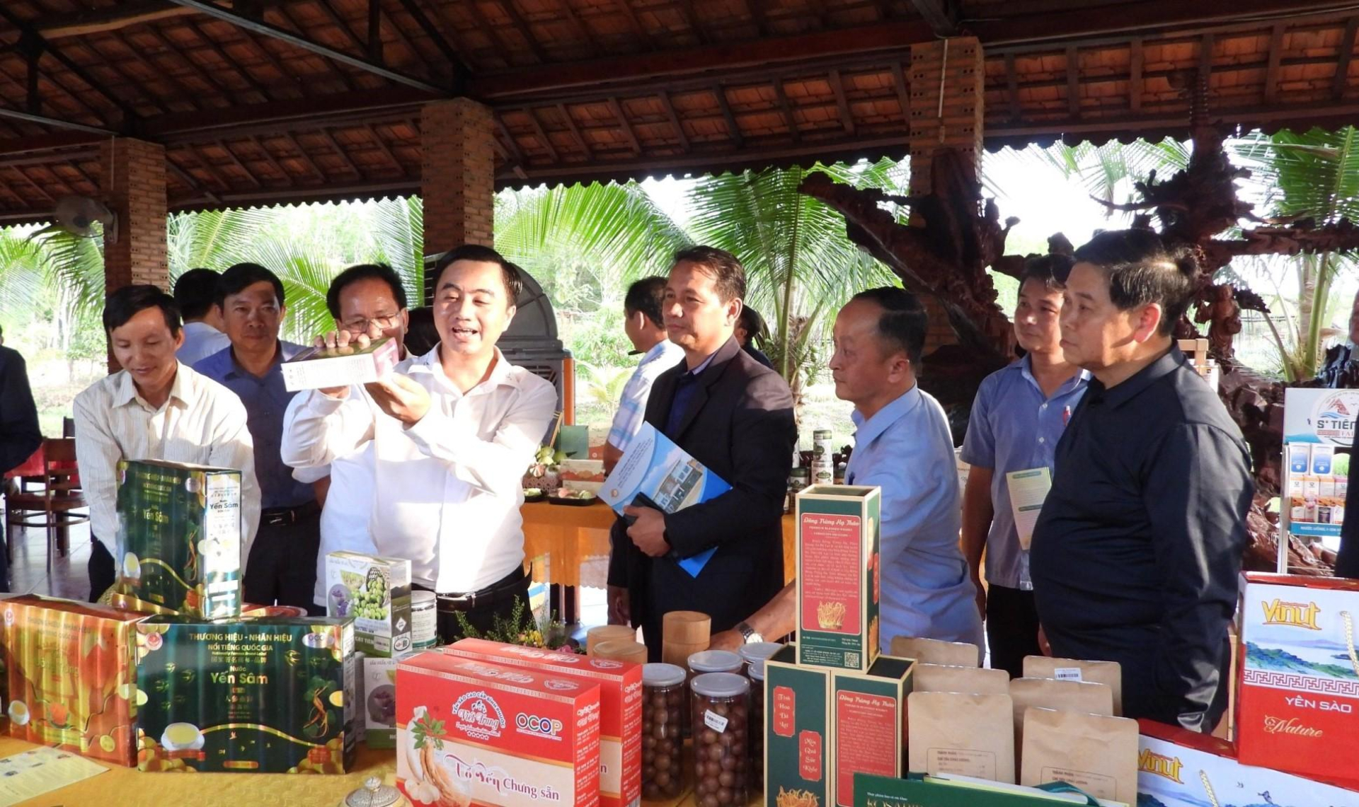 PCT Thường trực Hội Hữu nghị Việt Nam - Lào tỉnh Bình Phước Trần Quốc Duy hào hứng giới thiệu các nông sản tiêu biểu của tỉnh Bình Phước với ông Sisawath Homdara, Phó Chánh văn phòng Bộ Nông Lâm nghiệp Lào (bìa phải) cùng đoàn công tác của Bộ Nông Lâm nghiệp Lào. PCT Thường trực Hội Hữu nghị Việt Nam - Lào tỉnh Bình Phước Trần Quốc Duy hào hứng giới thiệu các nông sản tiêu biểu của tỉnh Bình Phước với ông Sisawath Homdara, Phó Chánh văn phòng Bộ Nông Lâm nghiệp Lào (bìa phải) cùng đoàn công tác của Bộ Nông Lâm nghiệp Lào.