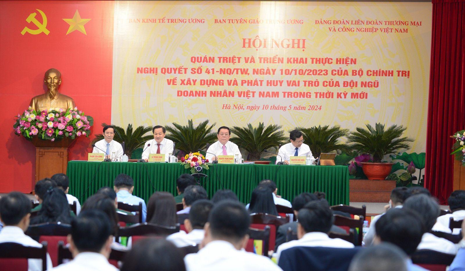 Các đồng chí lãnh đạo Ban Tuyên giáo Trung ương, Ban Kinh tế Trung ương, Chính phủ và VCCI chủ trì hội nghị