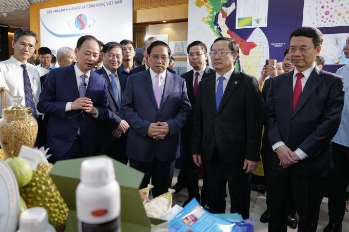 Thủ tướng Phạm Minh Chính và lãnh đạo các bộ, ngành tham quan triển lãm công nghệ.