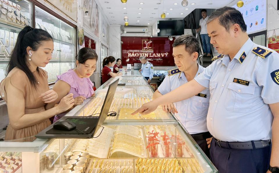 Phó Thủ tướng Lê Minh Khái yêu cầu Ngân hàng Nhà nước Việt Nam chậm nhất ngày 17/5/2024 phải công bố quyết định thanh tra thị trường vàng. Ảnh minh họa