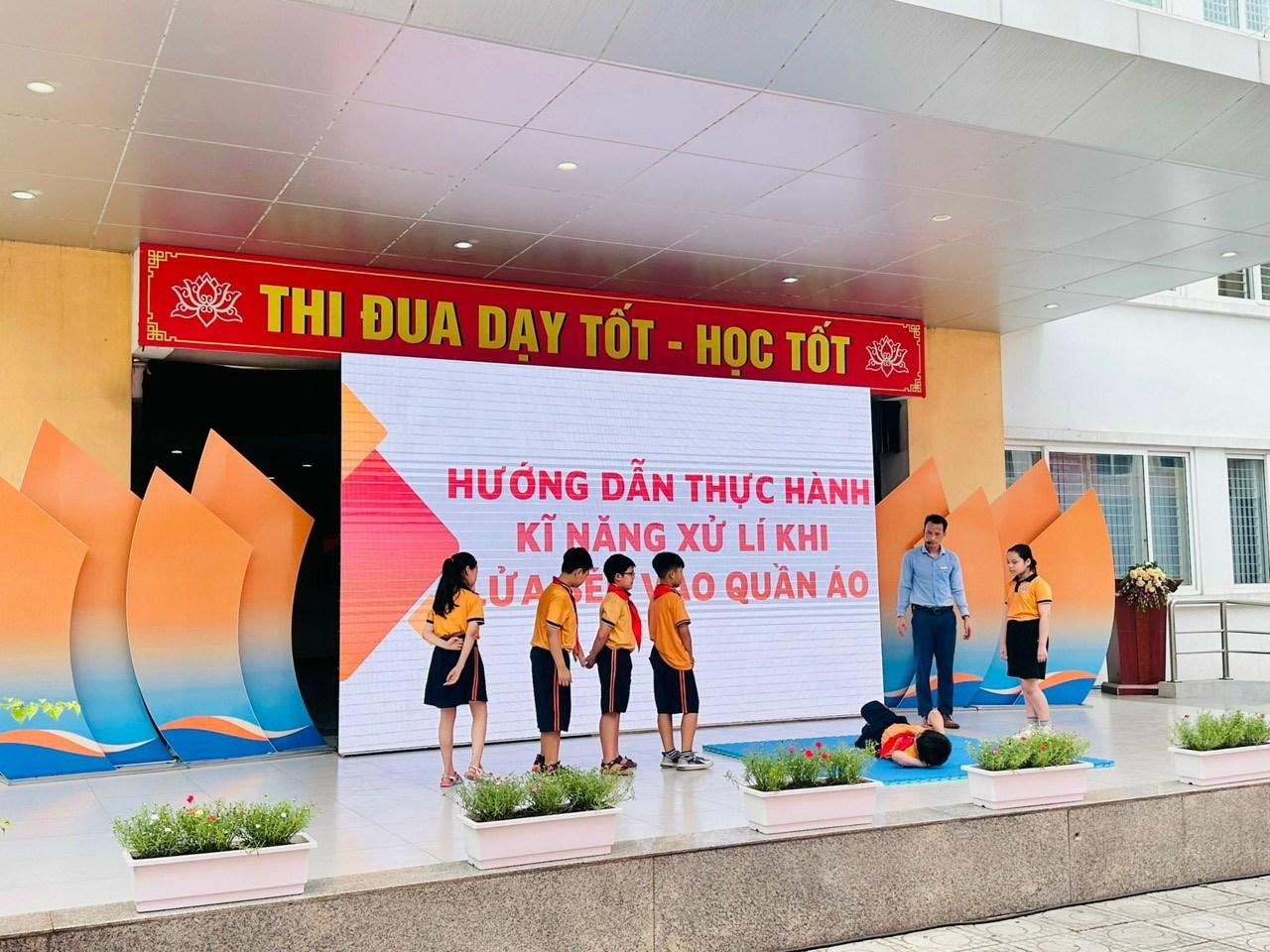 Hà Nội: Quận Long Biên tổ chức Chuyên đề Phòng, chống đuối nước - Kỹ năng xử lý khi gặp hỏa hoạn cho học sinh - ảnh 13