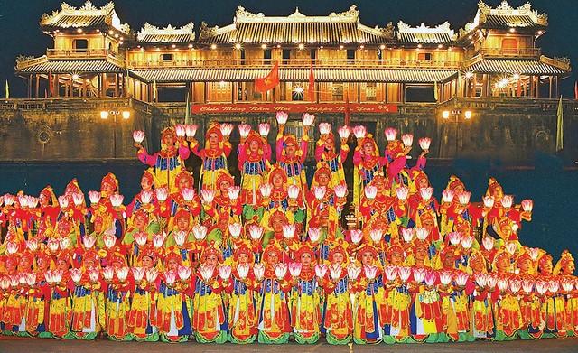 Nhã nhạc Cung đình Huế, 1 trong 15 Di sản Văn hóa Phi vật của Việt Nam thể được UNESCO ghi danh.