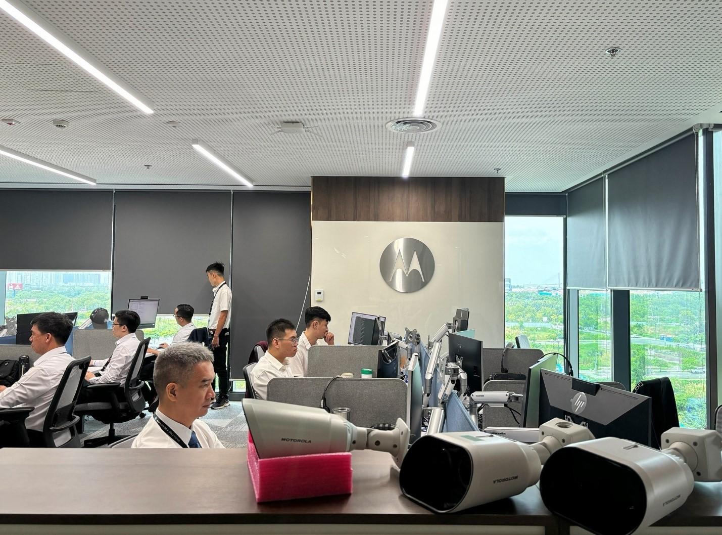 Các chuyên gia của Motorola Solutions tại Việt Nam làm việc tại Trung Tâm Nghiên Cứu Phát Triển.
