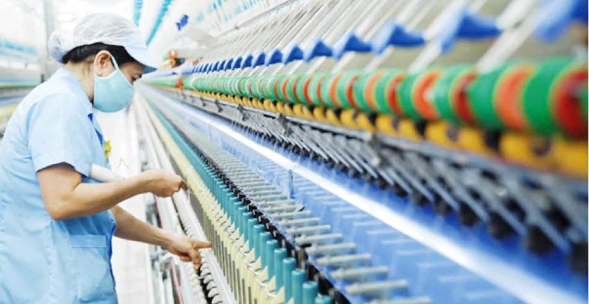 Công nhân sản xuất sợi Công ty CP Dệt may Huế