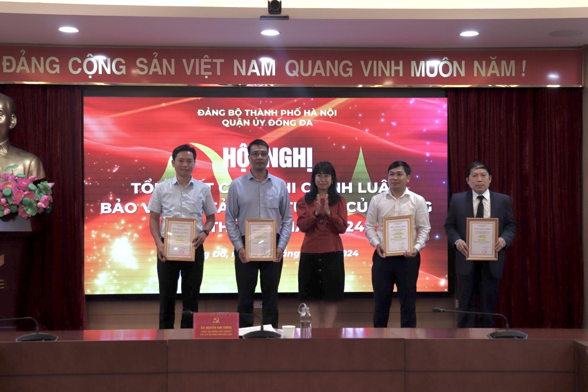 Đồng chí Nguyễn Thị Minh Phương - Phó Trưởng phòng Văn hóa - Văn nghệ (Ban Tuyên giáo Thành ủy (giữa) trao Giải Nhất cho các tác giả. Ảnh: Việt Anh