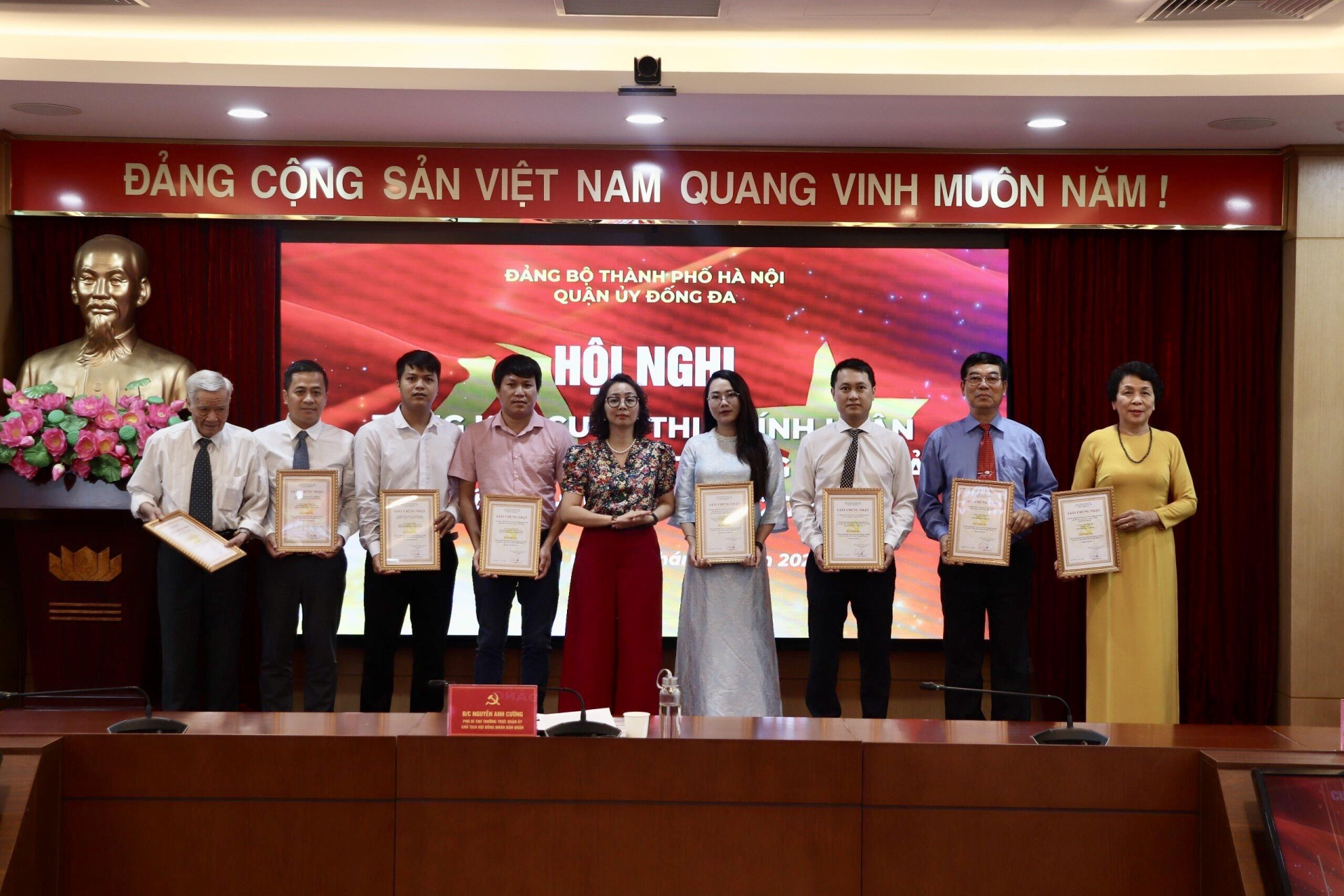 Bà Nguyễn Thị Minh Hiền Chủ tịch Ủy ban Mặt trận Tổ quốc Việt Nam quận (giữa) trao Giải Ba của Cuộc thi cho các tác giả. Ảnh: Việt Anh
