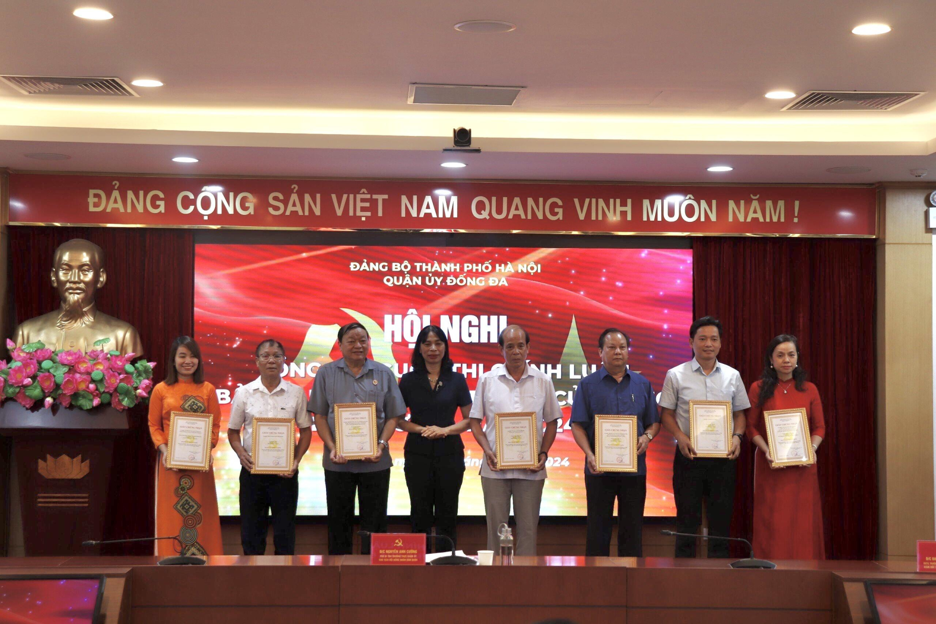 Trưởng ban Tuyên giáo Quận ủy Đống Đa Đinh Thị Lan Hương trao Giải Triển vọng cho các tác giả. Ảnh: Việt Anh