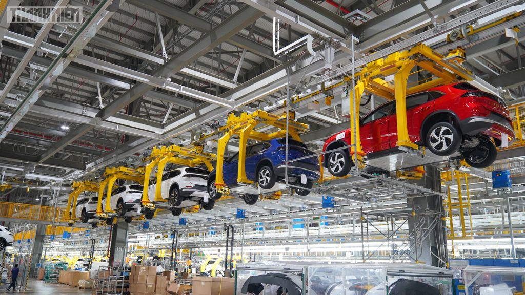 Lắp ráp thành phẩm xe điện VinFast tại nhà máy của hãng đặt tại Khu công nghiệp Đình Vũ, Cát Hải, Hải Phòng.
