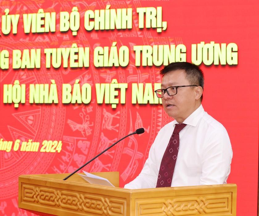 Ủy viên Trung ương Đảng, Tổng biên tập Báo Nhân dân, Chủ tịch Hội Nhà báo Việt Nam Lê Quốc Minh phát biểu tại buổi làm việc.