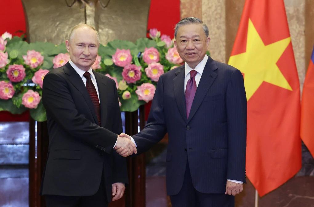 Chủ tịch nước Tô Lâm và Tổng thống Putin bắt tay bên trong Phủ Chủ tịch