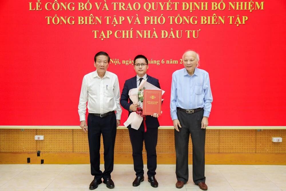 Lãnh đạo Hiệp hội VAFIE trao quyết định Bổ nhiệm ông Võ Tá Quỳnh giữ chức vụ Phó Tổng biên tập Tạp chí Nhà đầu tư