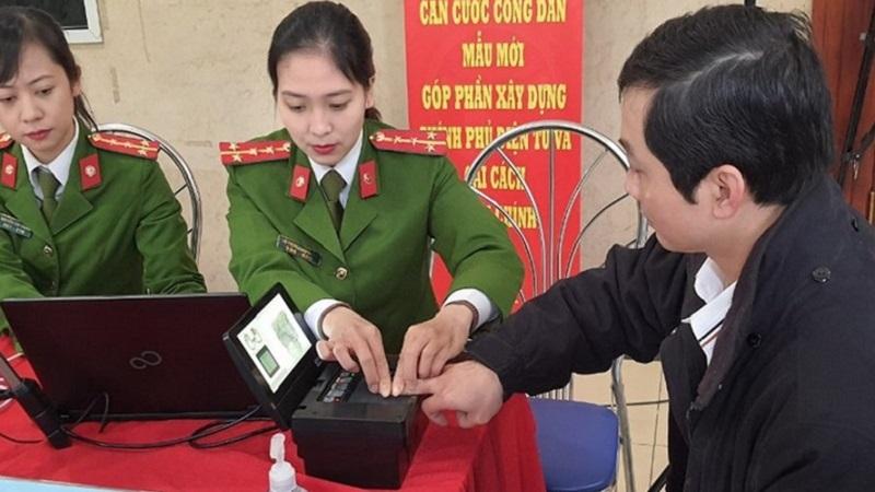 Người dân ở Hà Nội làm thẻ căn cước công dân gắn chip lưu động tại trụ sở Công an Hà Nội - Ảnh: Báo Lao Động