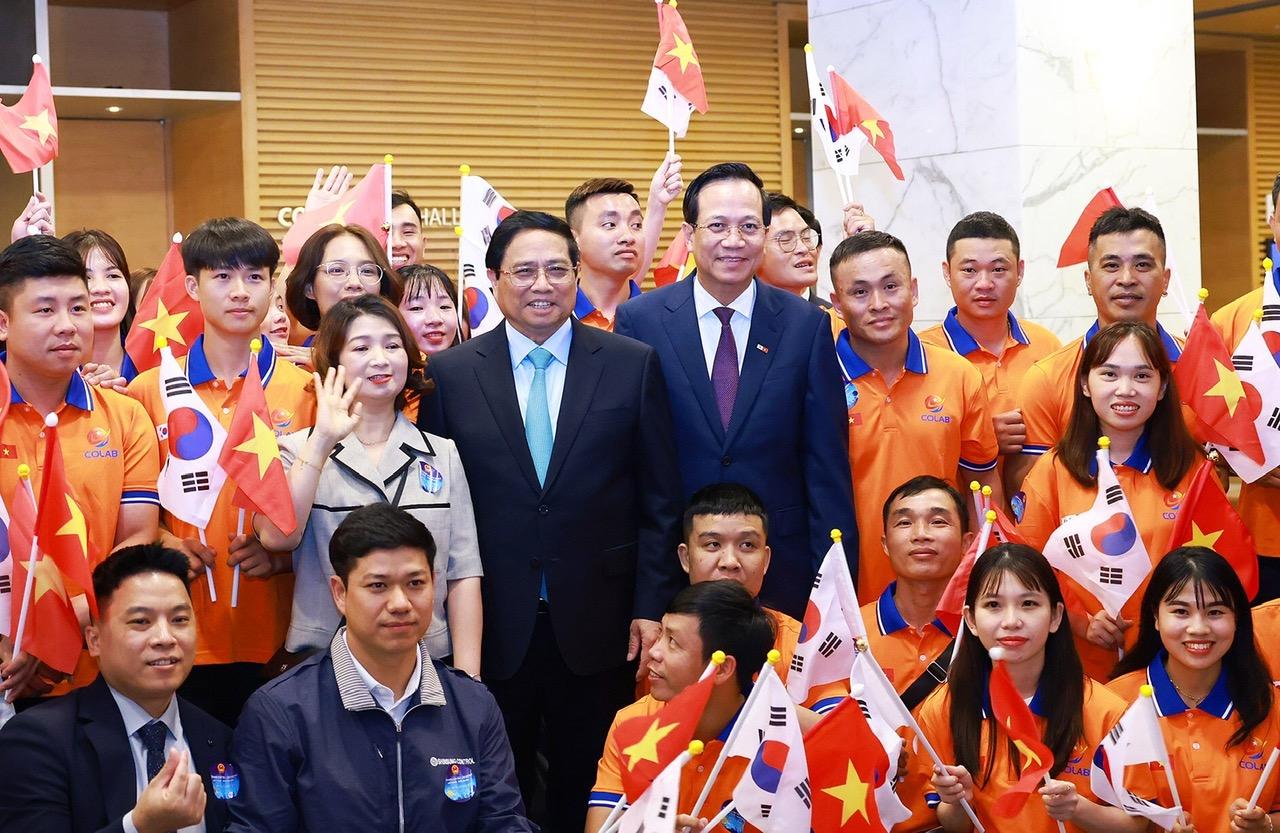 Thủ tướng Phạm Minh Chính, Bộ trưởng Bộ LĐTBXH Đào Ngọc Dung cùng người lao động Việt Nam tại Hàn Quốc.