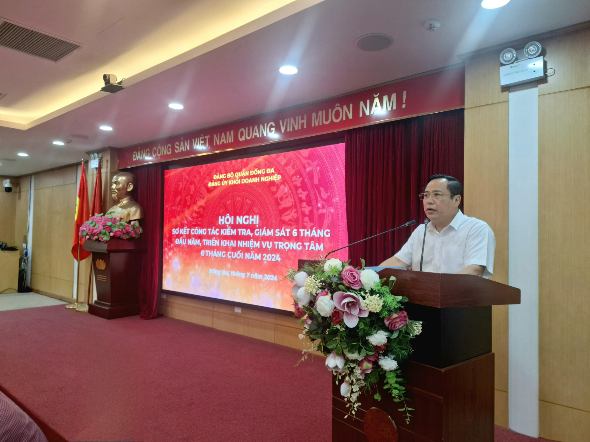 Đồng chí Nguyễn Văn Quang, Phó Bí thư, Chủ nhiệm Uỷ ban Kiểm tra Đảng bộ Khối Doanh nghiệp quận Đống Đa báo cáo tại hội nghị.