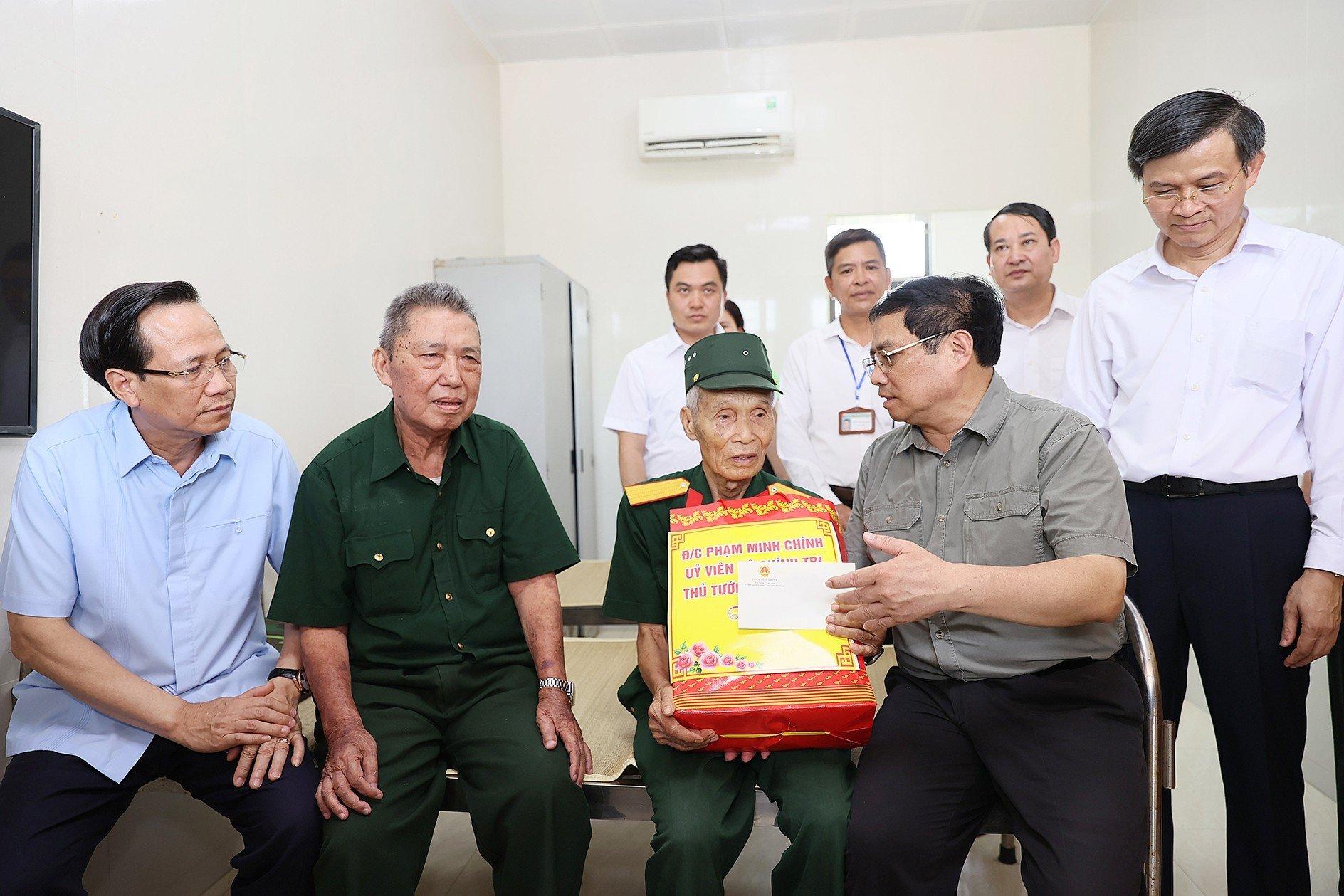 Thủ tướng Phạm Minh Chính thăm tặng quà thương binh tại Trung tâm Điều dướng NCC Ninh Bình năm 2023.