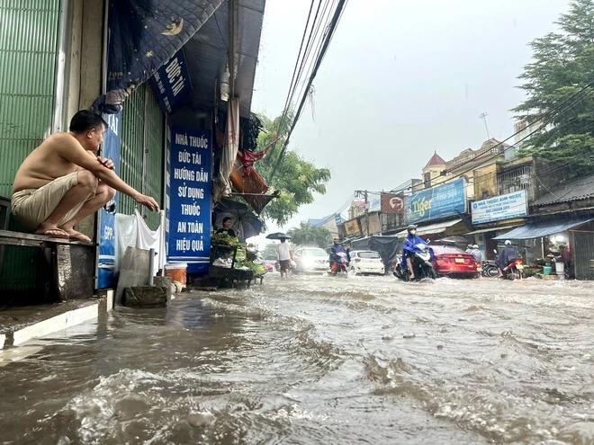 Ngập úng tại Quốc lộ 6. Ảnh: Đình Trường