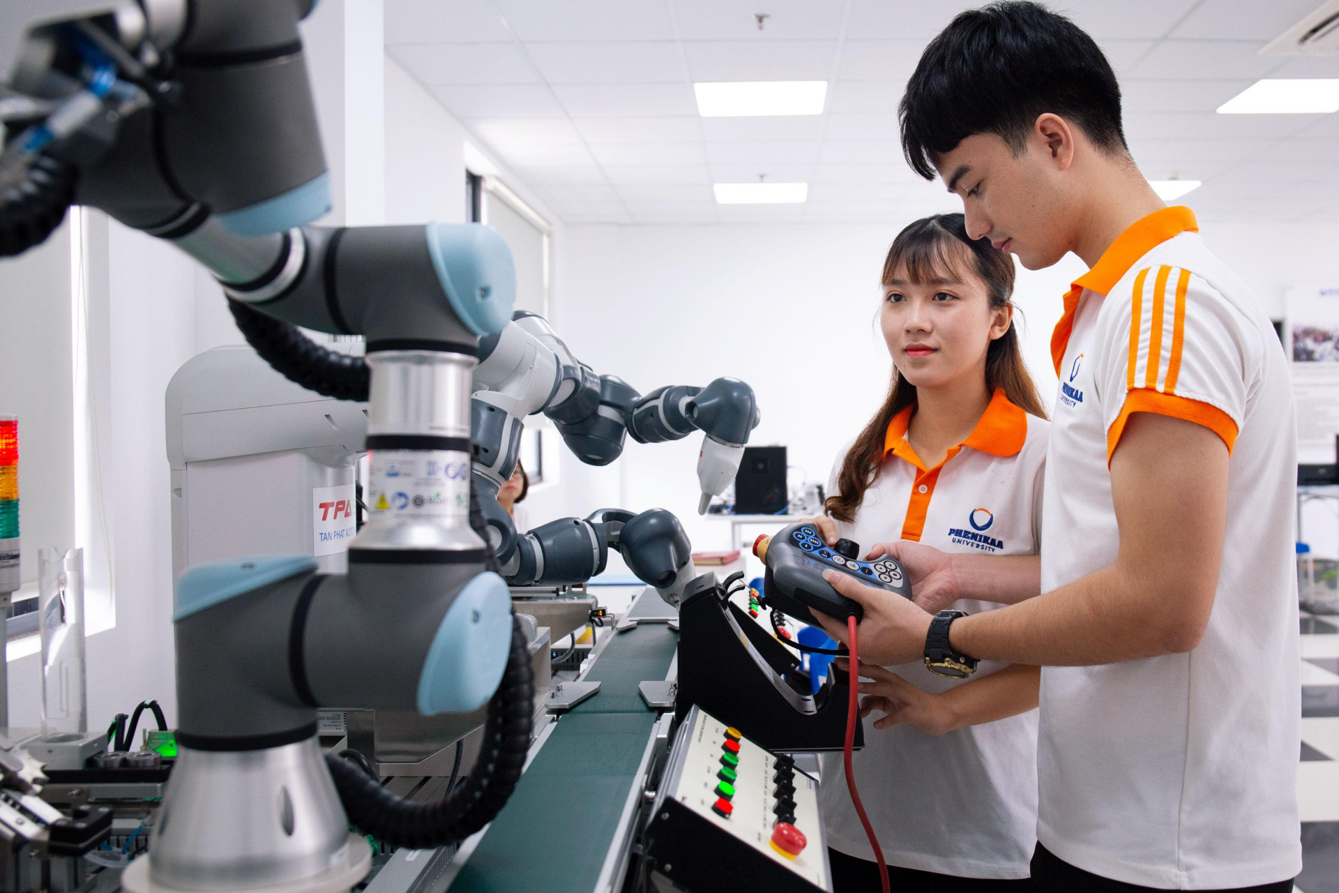 Sinh viên Trường Đại học Phenikaa (Hà Nội) thực hành sử dụng cánh tay robot