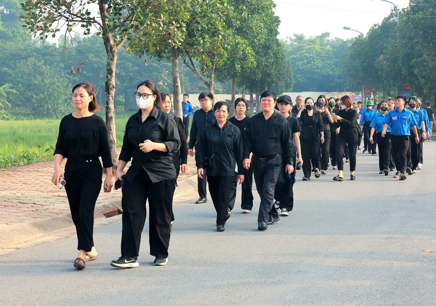 Từ 6h30, dòng người đã di chuyển về thôn Lại Đà, xã Đông Hội, huyện Đông Anh, thành phố Hà Nội, để viếng Tổng Bí thư Nguyễn Phú Trọng. (Ảnh: TTXVN)