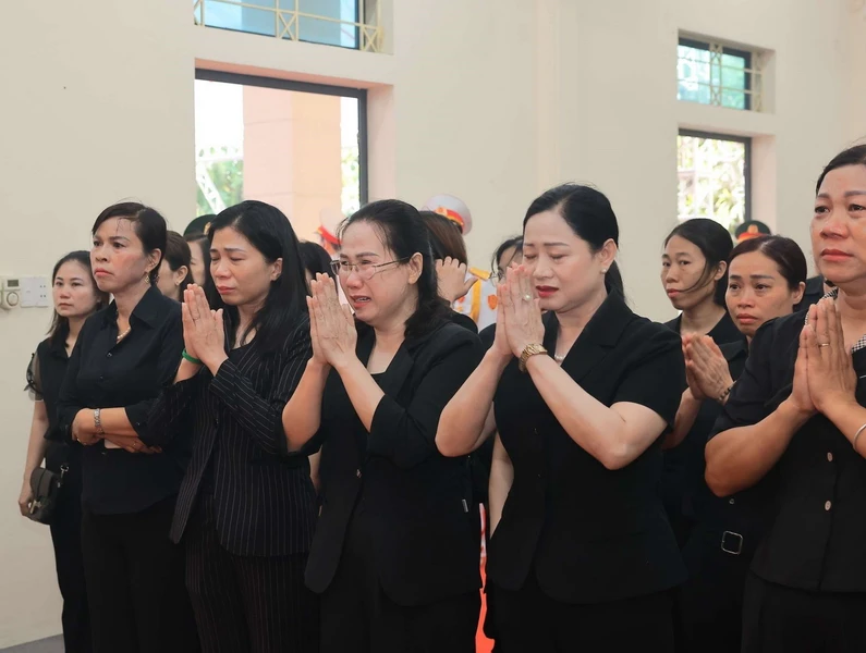 Nhiều người dân không giấu nổi cảm xúc khi đến viếng Tổng Bí thư Nguyễn Phú Trọng tại quê nhà sáng 26/7. (Ảnh: Hoàng Hiếu/TTXVN)