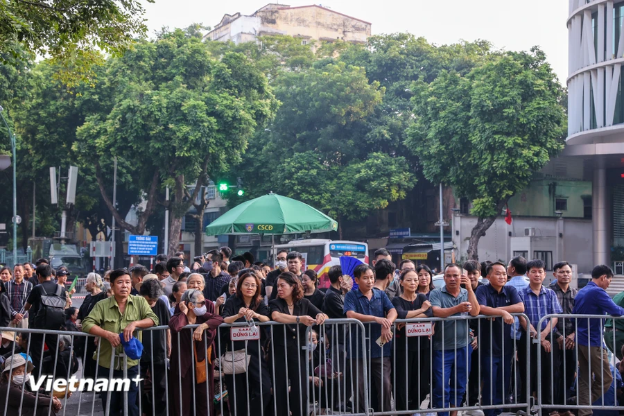 Trong ngày Quốc tang 26/7, từ rạng sáng đã có hàng dài người dân xếp hàng tại khu vực Nhà tang lễ Quốc gia Lê Thánh Tông (Hà Nội). (Ảnh: Minh Sơn/Vietnam+)