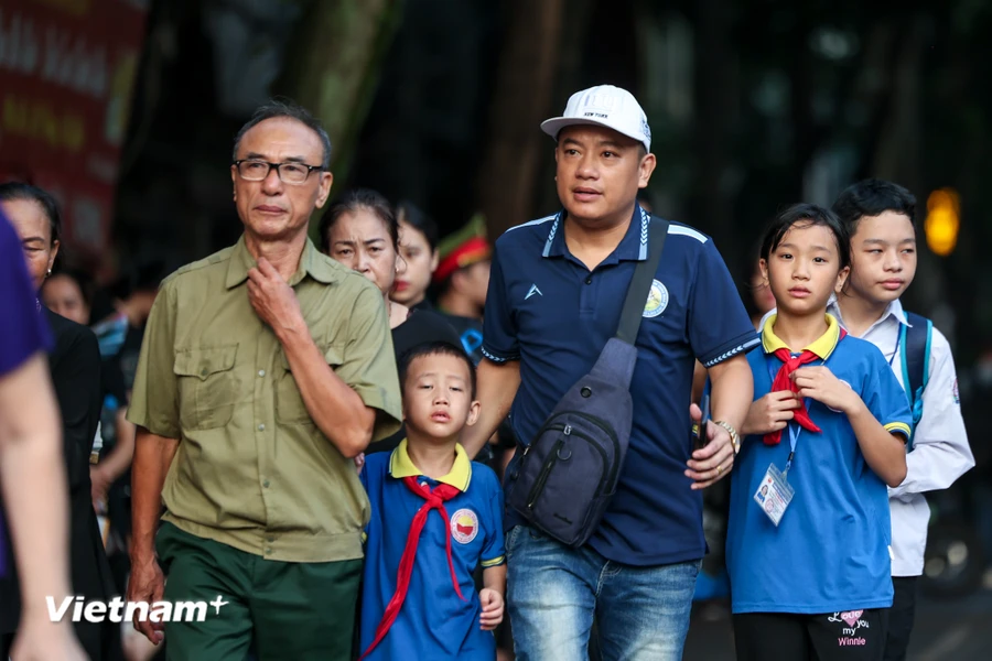 Đông đảo người dân từ nhiều địa phương đã xếp hàng sẵn sàng vào viếng Tổng Bí thư Nguyễn Phú Trọng tại Nhà tang lễ Quốc gia. (Ảnh: Minh Sơn/Vietnam+)