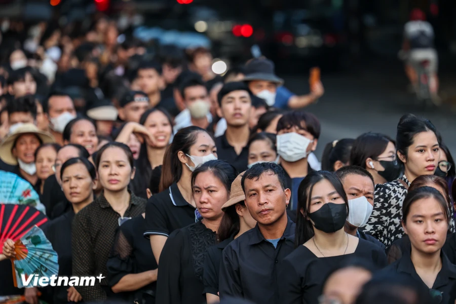 Những người dân có mặt tại nhà tang lễ hôm nay đều cảm thấy vinh dự và tự hào, vì được đại diện cho gần 100 triệu người dân Việt Nam được thắp lên một nén tâm hương gửi tới Tổng Bí thư. (Ảnh: Minh Sơn/Vietnam+)