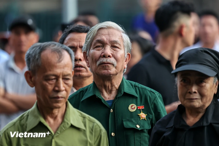 Theo thông báo từ lực lượng an ninh, người dân có nguyện vọng dự lễ viếng cần mang theo căn cước công dân gắn chip quét qua máy QR code hoặc đăng ký qua ứng dụng VNeID để làm thủ tục tại các chốt kiểm soát. Lực lượng an ninh lưu ý, người dân đến viếng cần có trang phục phù hợp, không mang theo túi xách, vòng hoa... (Ảnh: Minh Sơn/Vietnam+)