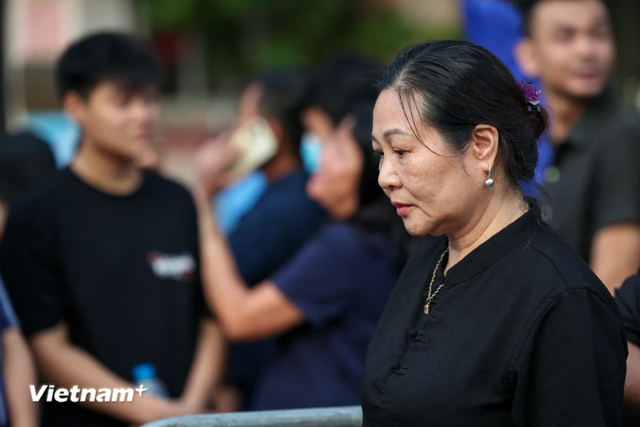 Cô Đỗ Tuyết Minh (61 tuổi) đến từ Vũng Tàu đã cùng chồng mình đặt chuyến bay gấp từ 8 giờ đêm 25/7 ra Hà Nội. Cô Mình cho hay 12 giờ đêm tới viếng nhưng đông quá nên 3 giờ sáng hai vợ chồng đã có mặt chờ vào viếng Tổng Bí thư. 