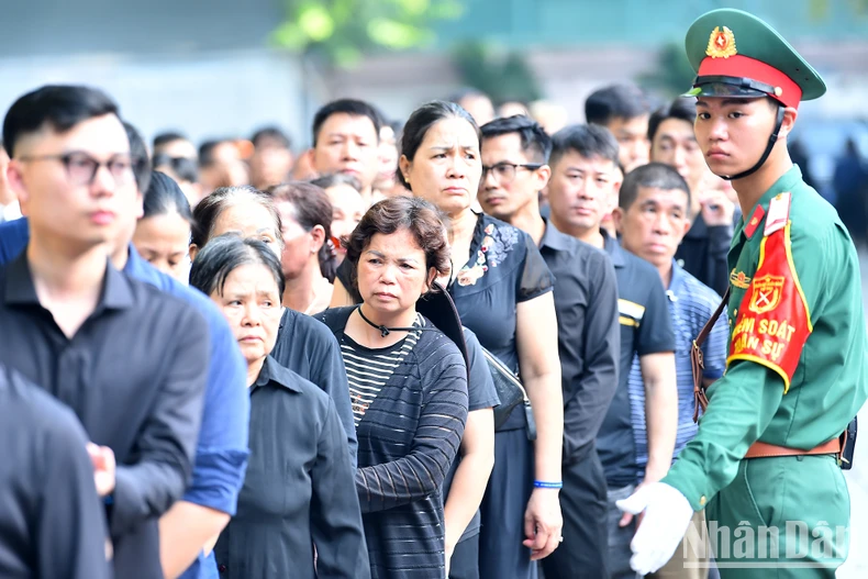 Phía trong khuôn viên nhà tang lễ, Ban Tổ chức bố trí lực lượng túc trực, hỗ trợ người dân vào viếng Tổng Bí thư Nguyễn Phú Trọng một cách trang nghiêm, thuận tiện.