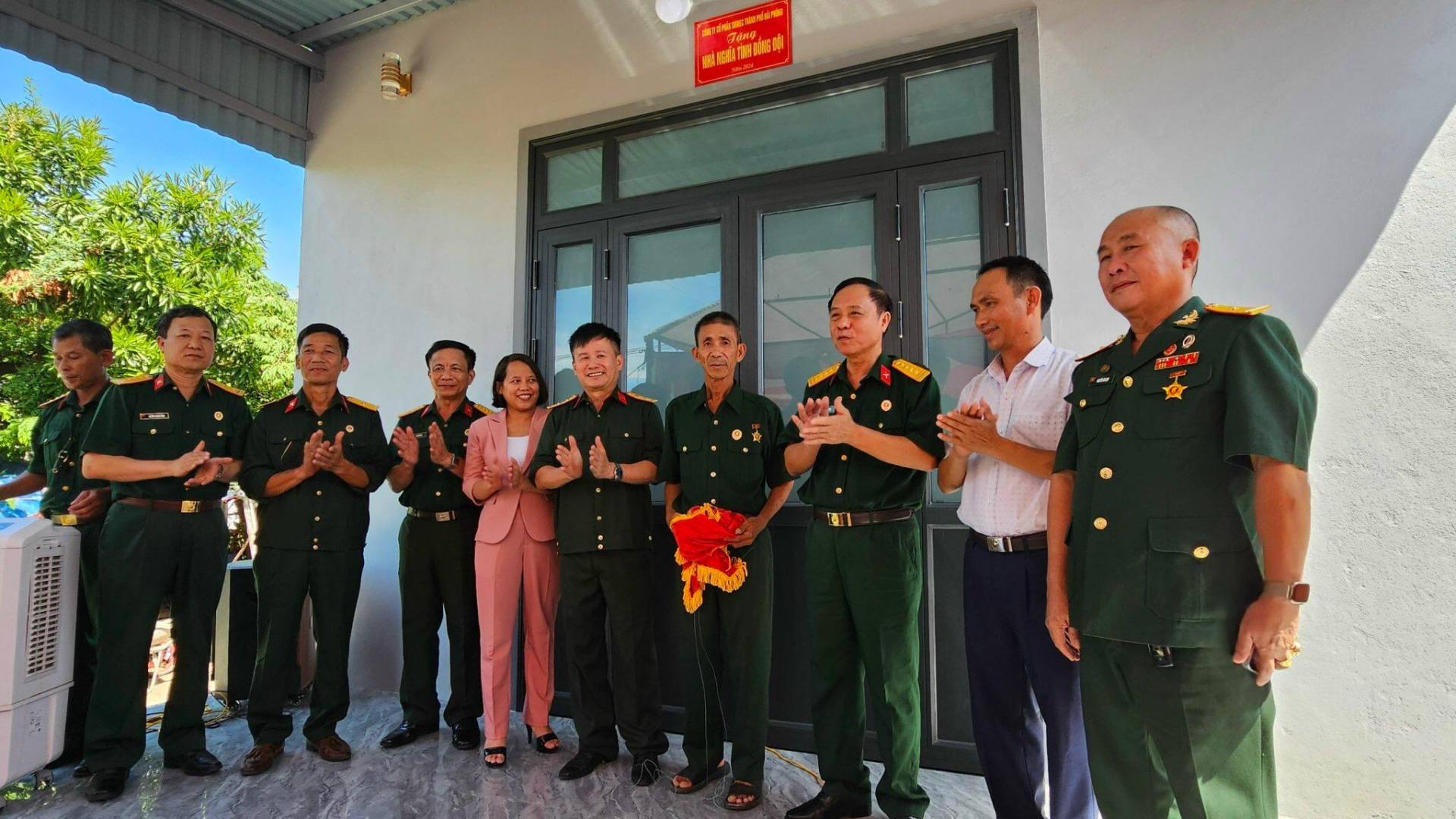 Ngày 27/7/2024, Ngôi nhà Nghĩa tình đồng đội thứ 9 đã được trao tặng cho CCB Đậu Phong Ba (người cầm khăn đỏ)