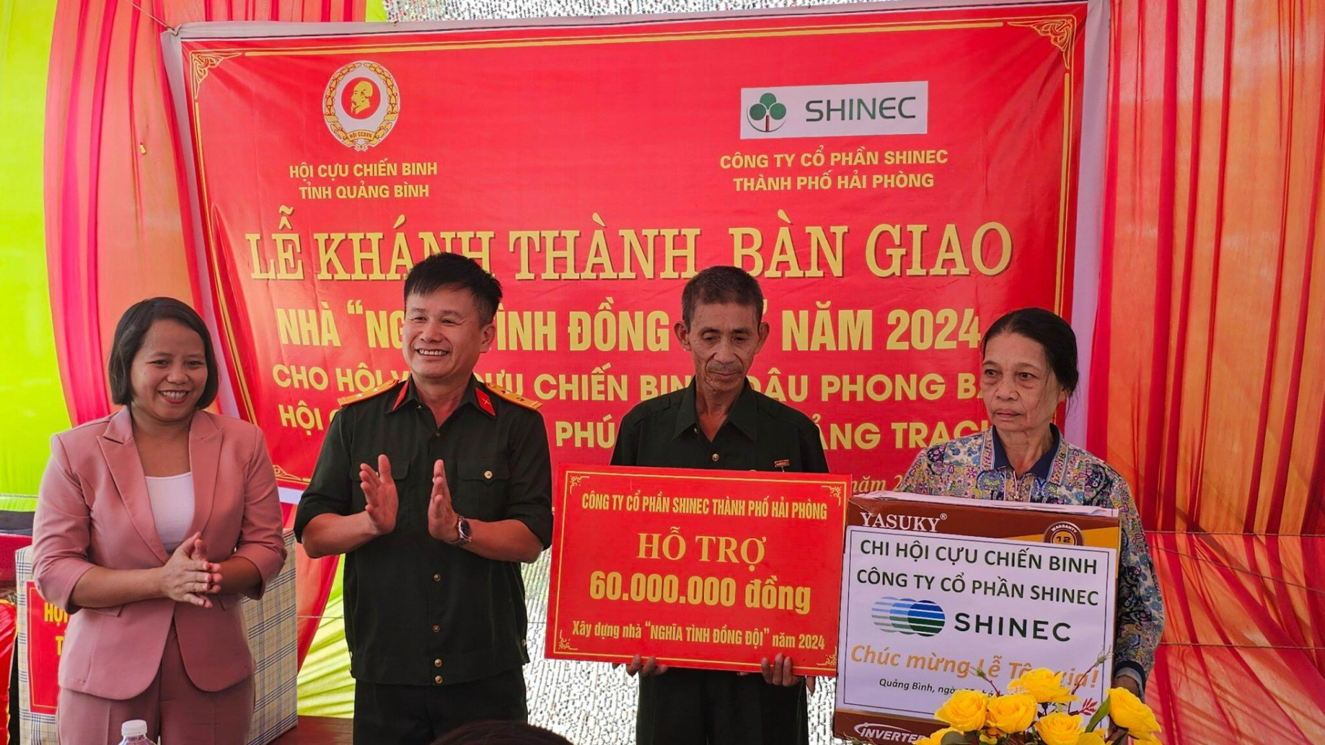 Lãnh đạo Công ty CP SHINEC trao tặng thêm phần quà hiện vật, mừng lễ tân gia của gia đình CCB Đậu Phong Ba.