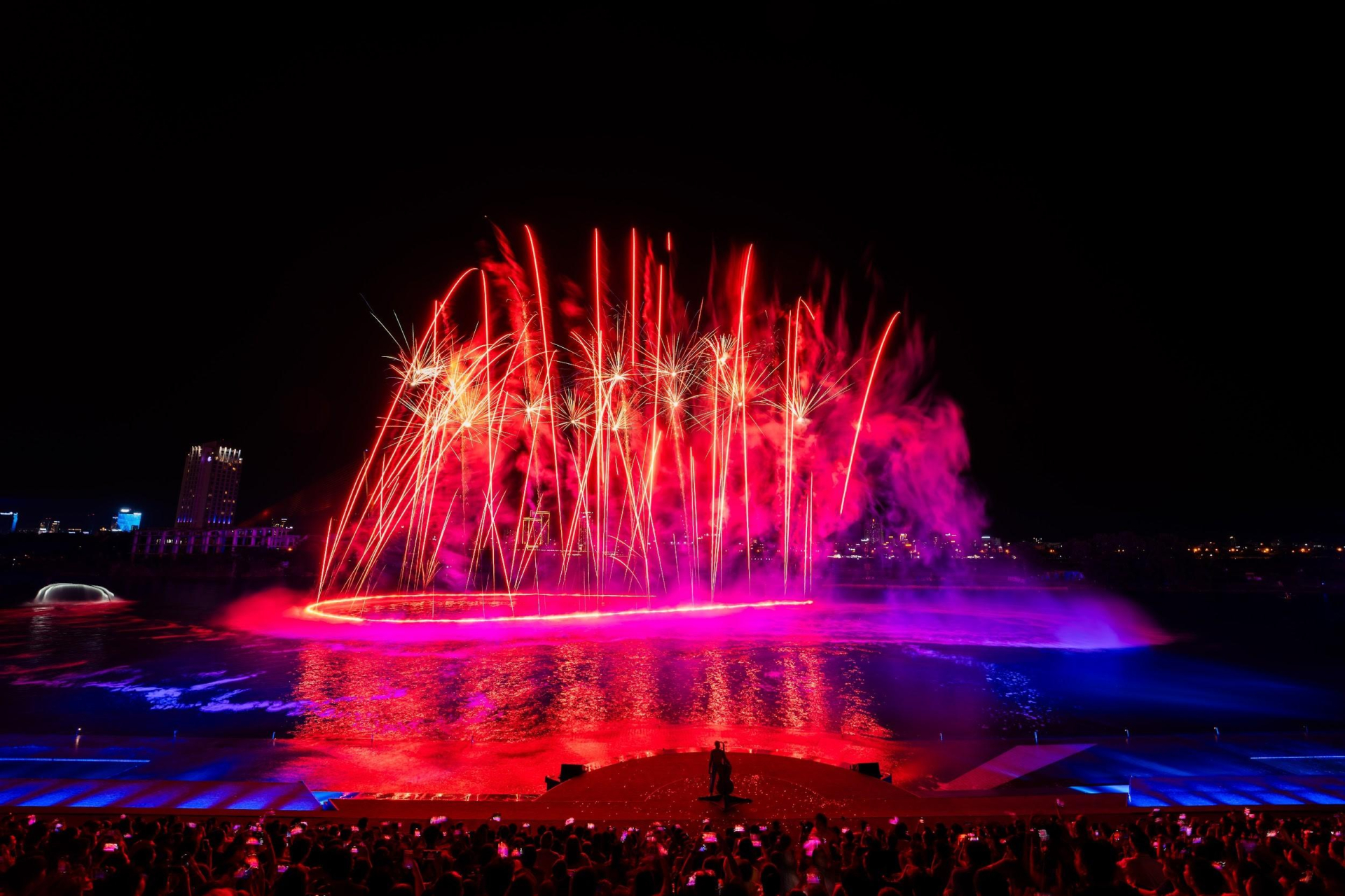 Ánh sáng, âm nhạc và pháo hoa của show diễn Symphony of River làm nên một “giấc mộng đêm hè” đầy mê hoặc tại thành phố bên sông Hàn.