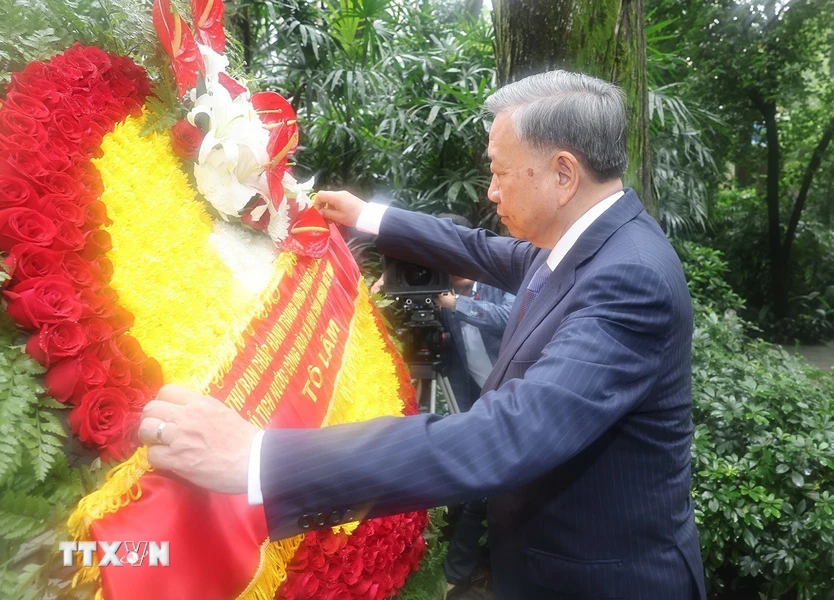 Tổng Bí thư, Chủ tịch nước Tô Lâm dâng hoa tưởng niệm Liệt sỹ Phạm Hồng Thái. (Ảnh: Trí Dũng/TTXVN)