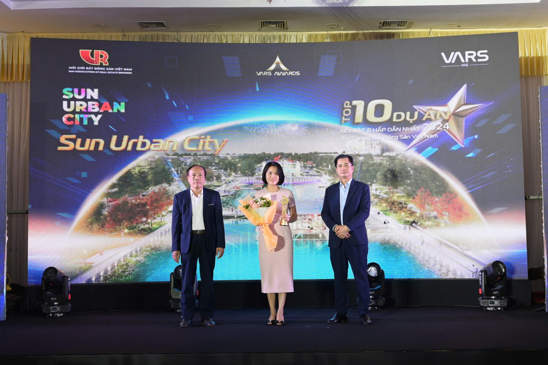 Đại diện Sun Property nhận cúp vinh danh dự án nổi bật nhất thị trường 2024 cho Sun Urban City Hà Nam. (Ảnh: Hoàng Minh)