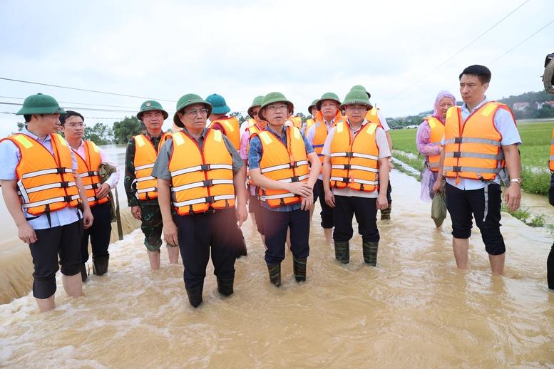 Thủ tướng Phạm Minh Chính đi thị sát tình hình, kiểm tra, chỉ đạo công tác ứng phó mưa lũ, thiên tai, cứu hộ, cứu nạn tại tỉnh Bắc Giang - một trong những địa phương đang chịu ảnh hưởng nặng nề bởi mưa lũ, thiên tai. (Ảnh: VGP)