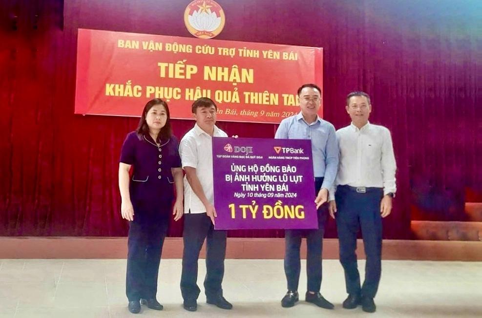 Đại diện TPBank cùng đại diện Công ty cổ phần Tập đoàn Vàng bạc đá quý DOJI trao ủng hộ 1 tỷ đồng tới bà Vũ Thị Hiền Hạnh - Phó Chủ Tịch UBND Tỉnh Yên Bái và ông Giàng A Tông - Chủ tịch Ủy Ban MTTQ Việt Nam tỉnh Yên Bái.