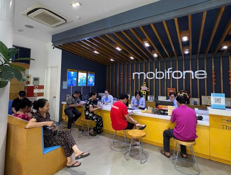 MobiFone hoàn thành hỗ trợ đợt 1 số tiền 50 tỷ đồng cho khách hàng chịu ảnh hưởng bởi bão, lũ - ảnh 3