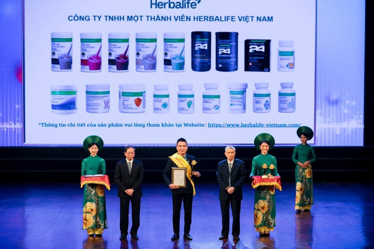 Ông Nguyễn Thành Đạt - Giám đốc Herbalife Việt Nam đại diện nhận giải.