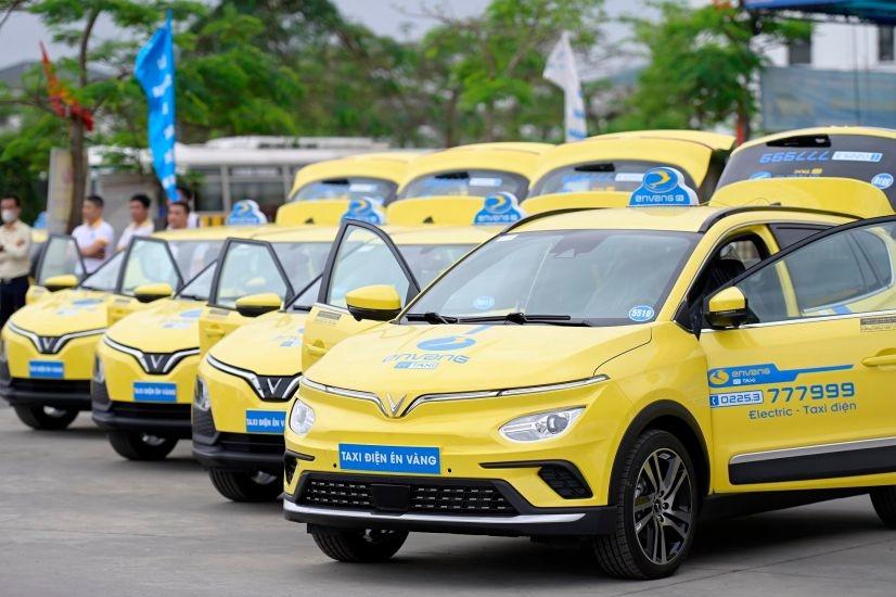 Không chỉ các cá nhân, các doanh nghiệp vận tải như hãng taxi Én Vàng cũng chuyển dịch sang sử dụng ô tô điện.