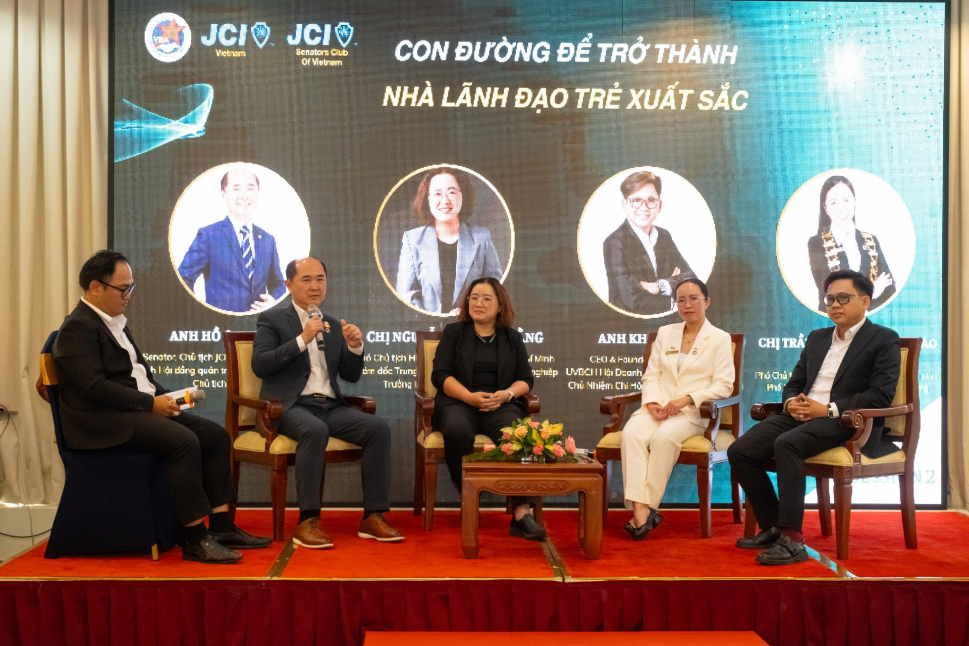 Các diễn giả, doanh nhân giao lưu tại Talkshow “Con đường để trở thành nhà lãnh đạo trẻ xuất sắc”. Các diễn giả, doanh nhân giao lưu tại Talkshow “Con đường để trở thành nhà lãnh đạo trẻ xuất sắc”.