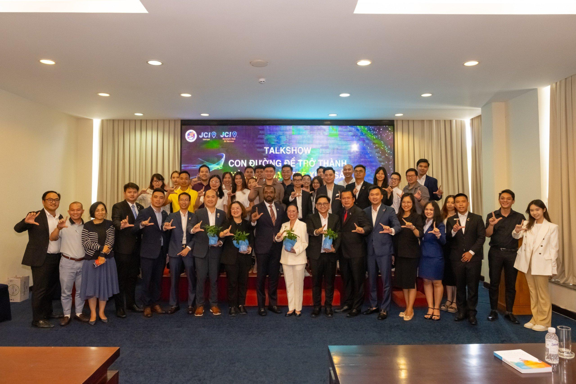 Các đại biểu và khách mời tại talkshow “Con đường để trở thành nhà lãnh đạo trẻ xuất sắc”. Các đại biểu và khách mời tại talkshow “Con đường để trở thành nhà lãnh đạo trẻ xuất sắc”.