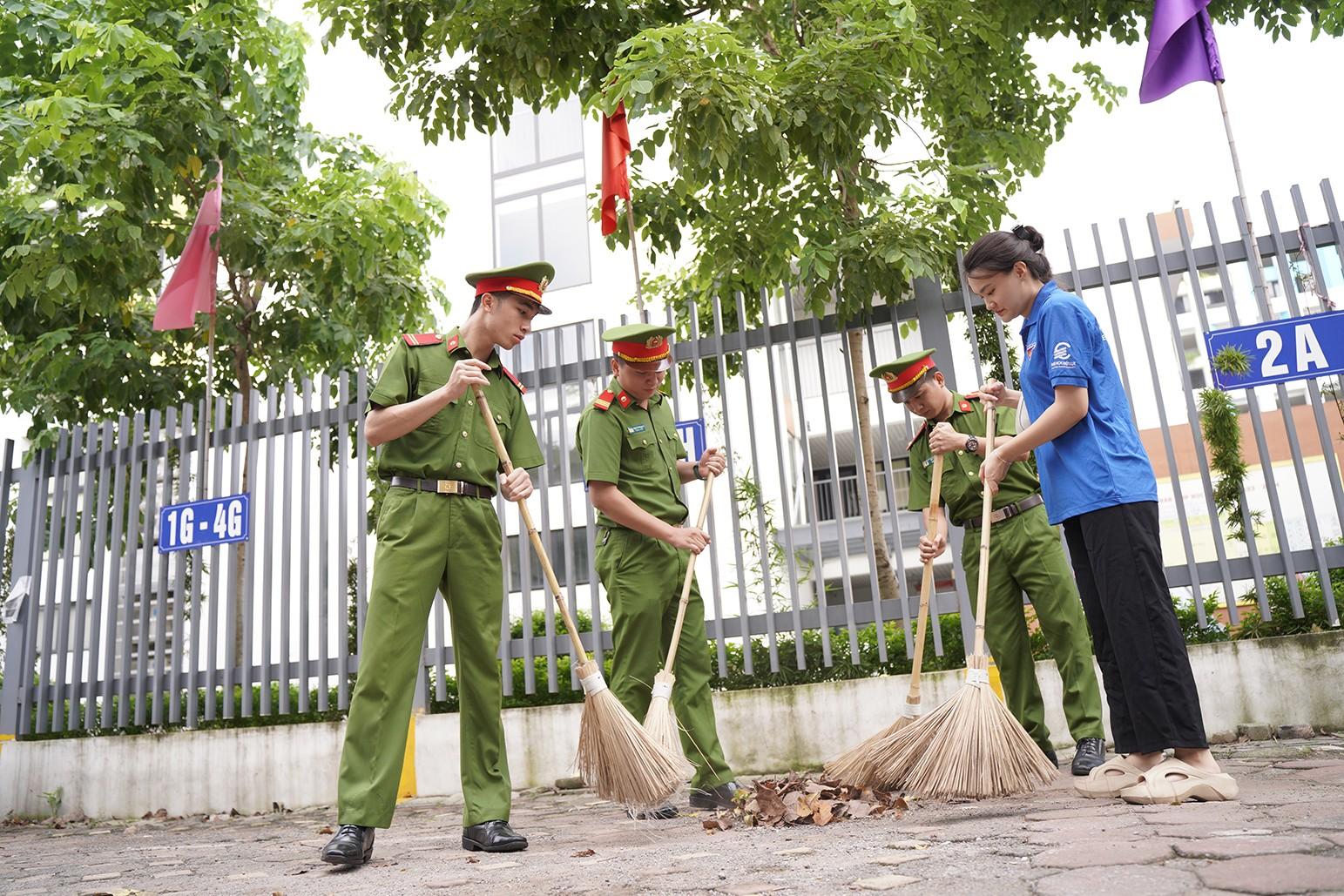 Màu áo xanh tình nguyện đã tỏa đi khắp nơi thu gom rác thải, vệ sinh môi trường, chống rác thải nhựa...