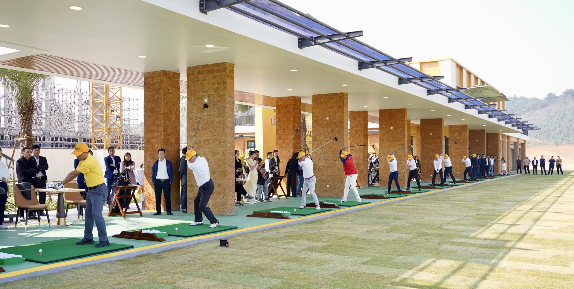 Các đại biểu, khách mời phát bóng ghi dấu ấn nhân sự kiện khánh thành Học viện T&T Golf Academy. Các đại biểu, khách mời phát bóng ghi dấu ấn nhân sự kiện khánh thành Học viện T&T Golf Academy.