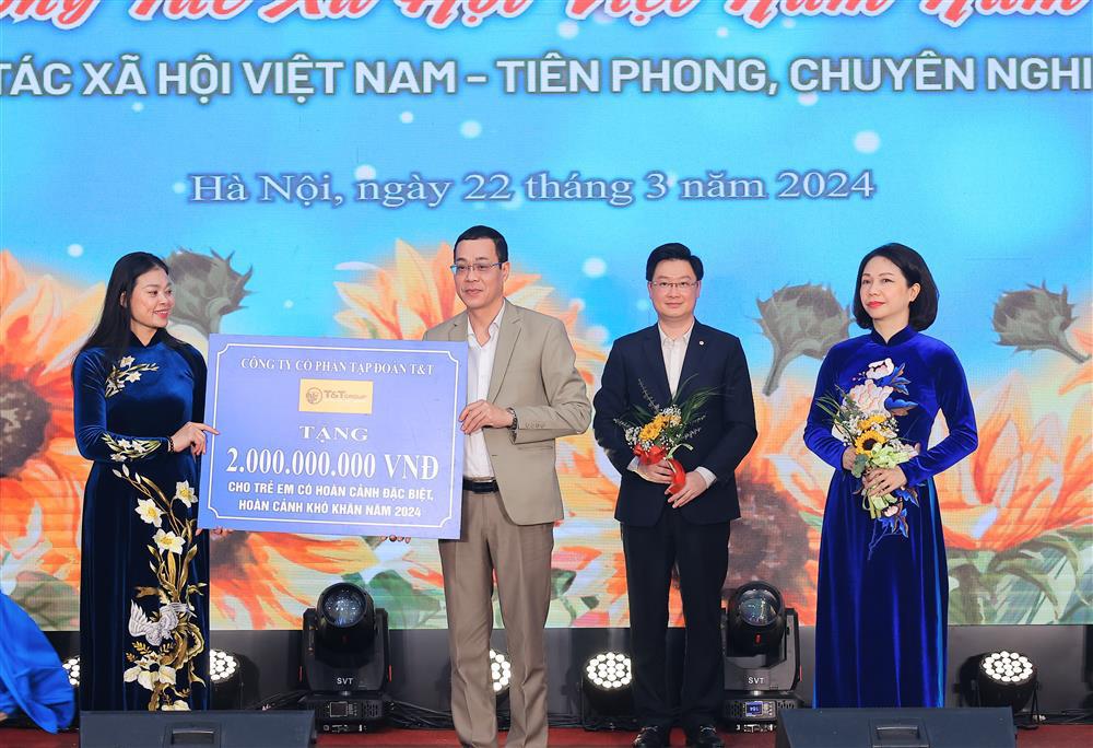 Đại diện Tập đoàn T&T Group trao ủng hộ Trung tâm Công tác xã hội và Quỹ Bảo trợ trẻ em TP. Hà Nội 2 tỷ đồng.