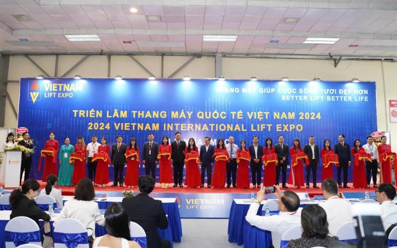 Các đại biểu cắt băng khai mạc Triển lãm Thang máy Quốc tế Việt Nam 2024.