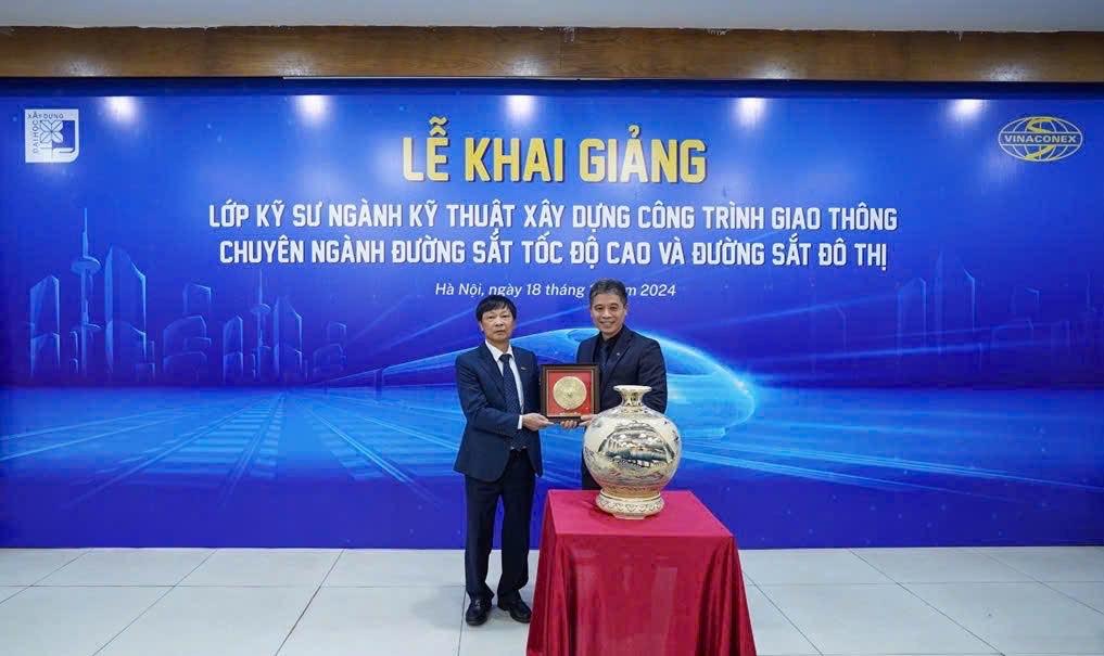 Lãnh đạo Vinaconex và Trường Đại học Xây dựng Hà Nội trao quà lưu niệm đánh dấu sự hợp tác chiến lược. (Ảnh: Vinaconex)