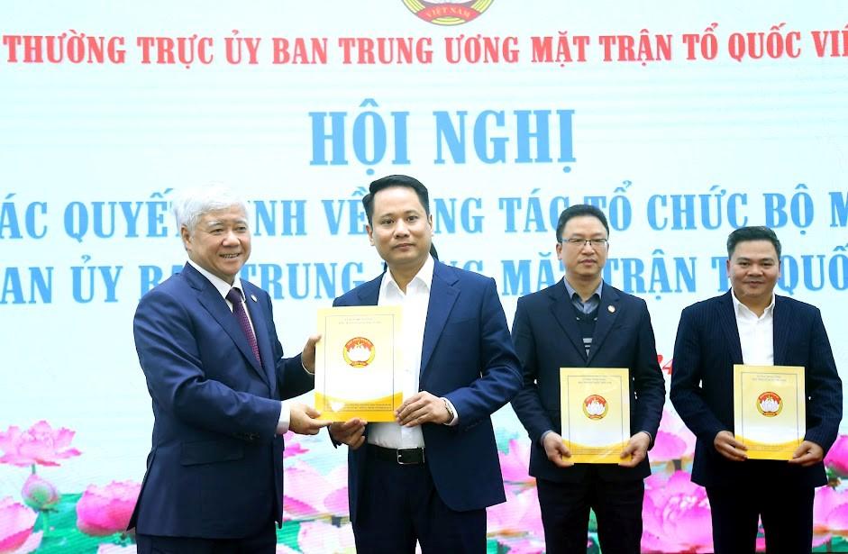 Chủ tịch Ủy ban Trung ương MTTQ Việt Nam Đỗ Văn Chiến trao Quyết định điều động, bổ nhiệm nhà báo Trương Thành Trung.