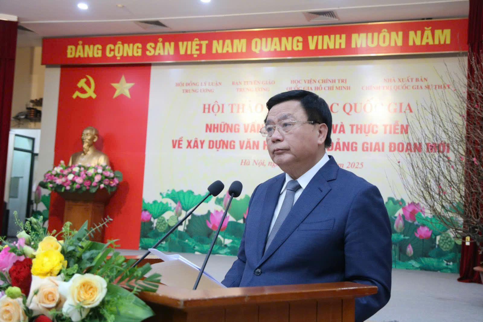 Ông Nguyễn Xuân Thắng, Uỷ viên Bộ Chính trị, Giám đốc Học viện Chính trị quốc gia Hồ Chí Minh, Chủ tịch Hội đồng Lý luận Trung ương phát biểu tại Hội thảo.