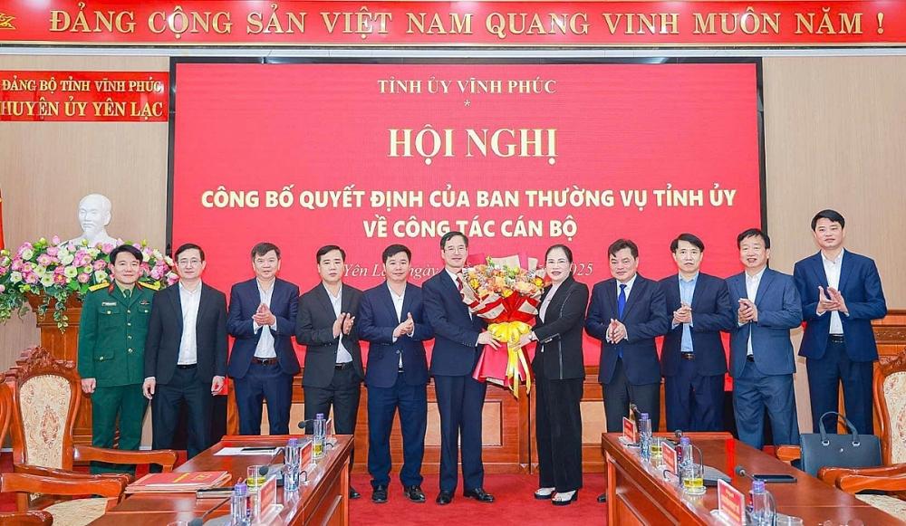 Phó Bí thư thường trực huyện ủy Yên Lạc Nguyễn Thị Huấn cùng Ban Thường vụ Huyện ủy Yên Lạc chúc mừng tân Bí thư Huyện ủy Yên Lạc Lại Hữu Tuyển.